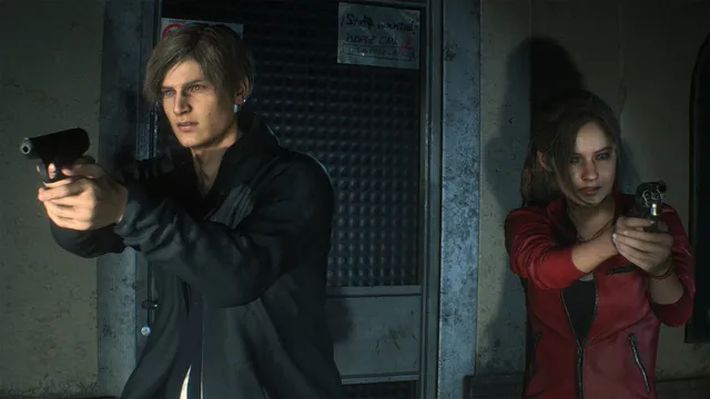 Leon e Claire, personagens de Resident Evil 2, de pistola apontada, encostados a uma parede escura junto a um portão de ferro
