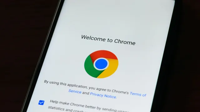 Ecrã de um telemóvel com a página de boas-vindas do Google Chrome e o logótipo do browser