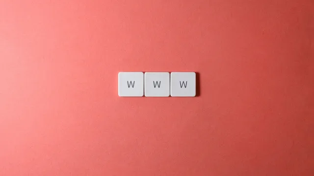 Três teclas brancas de teclado com a letra W, alinhadas sobre um fundo cor de salmão