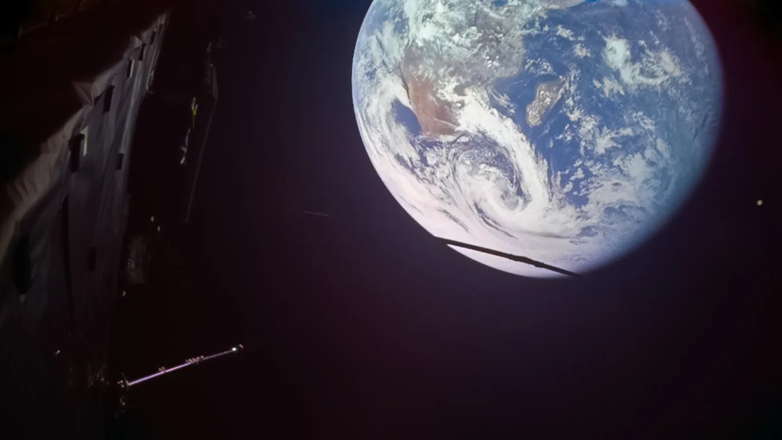 A Terra vista do espaço, com África e Madagáscar visíveis, fotografada por uma câmara da sonda Juice, com parte da estrutura da nave à esquerda