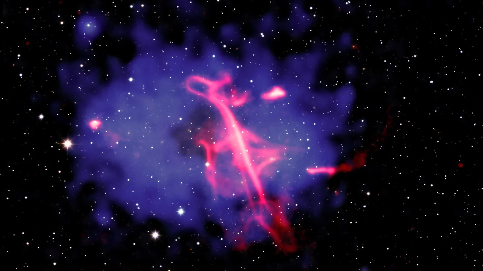 Imagem composta do espaço com uma grande nuvem azul e violeta de gás quente e, no centro, um filamento cor-de-rosa em forma de clave de sol, rodeado de estrelas