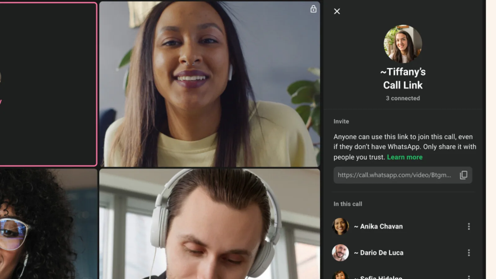 Videochamada do WhatsApp aberta num navegador, com três participantes em vídeo e um painel lateral com a ligação de convite e a lista de pessoas na chamada