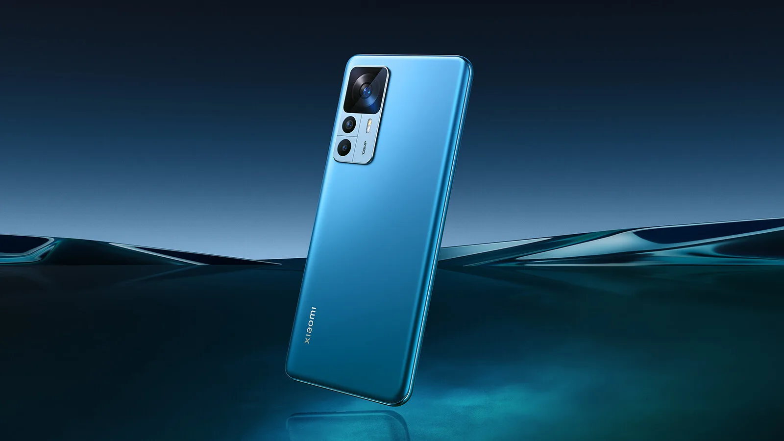 Xiaomi 12T azul visto de trás, inclinado sobre uma superfície de água escura, com o módulo de três câmaras no canto superior