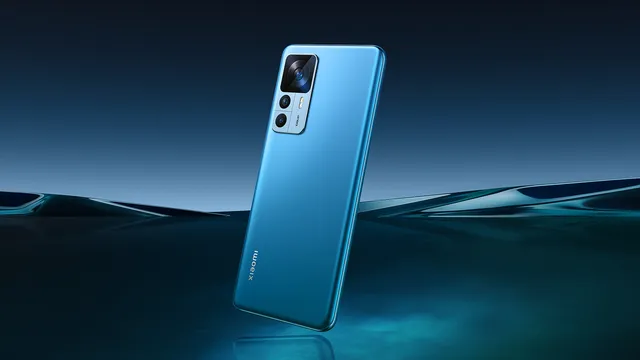 Xiaomi 12T azul visto de trás, inclinado sobre uma superfície de água escura, com o módulo de três câmaras no canto superior