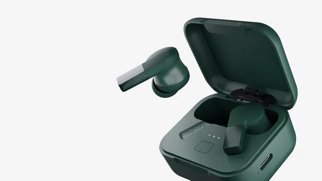 Auriculares Fairbuds 2 em verde-escuro, um fora e outro dentro da caixa de carregamento aberta, sobre fundo cinzento-claro