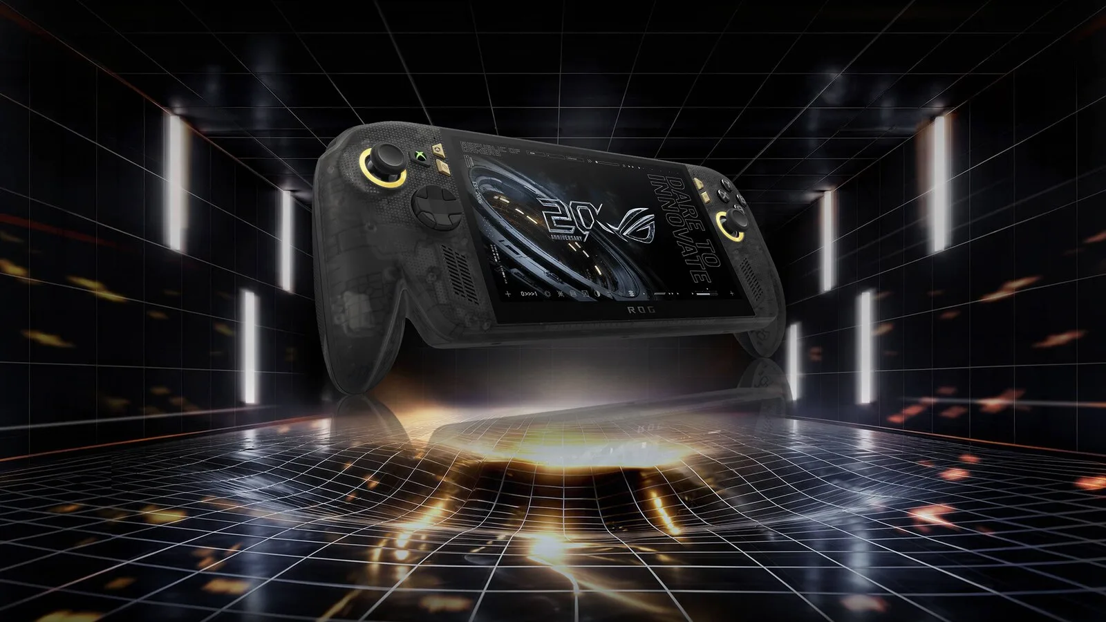 Consola portátil ROG XBOX Ally X20 com corpo preto translúcido e anéis dourados à volta dos manípulos, a flutuar sobre um chão quadriculado iluminado