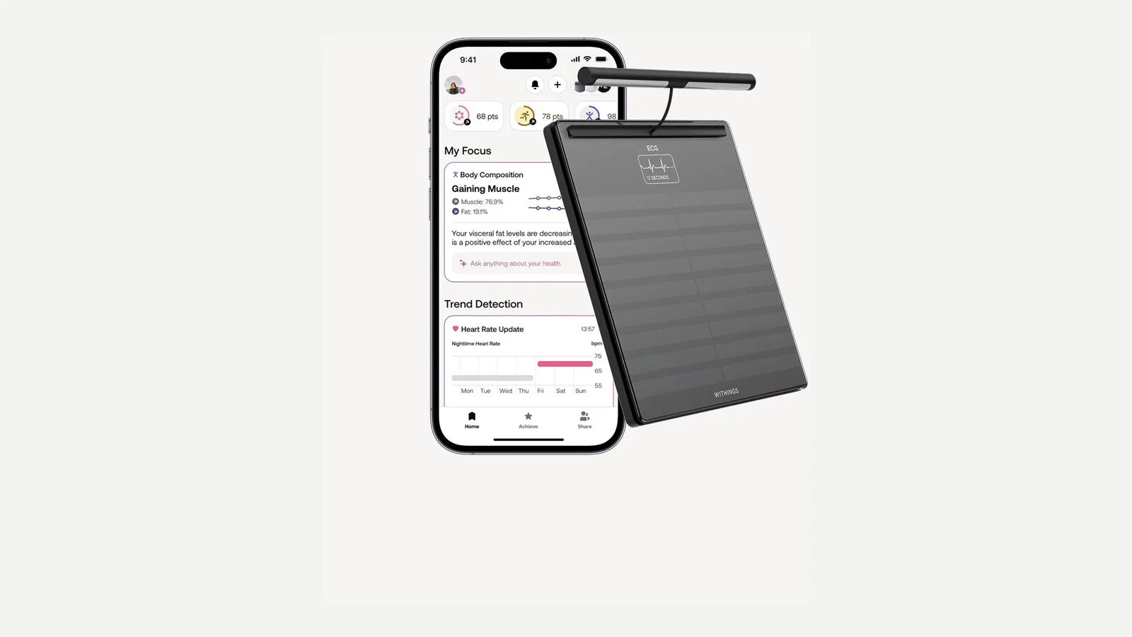 Telemóvel com a app Withings aberta num resumo de composição corporal e ritmo cardíaco, ao lado de uma balança Withings Body Scan preta com pega