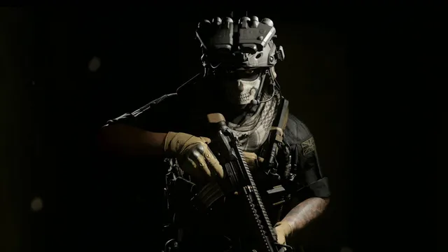 Soldado com máscara de caveira, capacete com óculos de visão noturna e luvas bege a segurar uma espingarda, iluminado contra um fundo negro