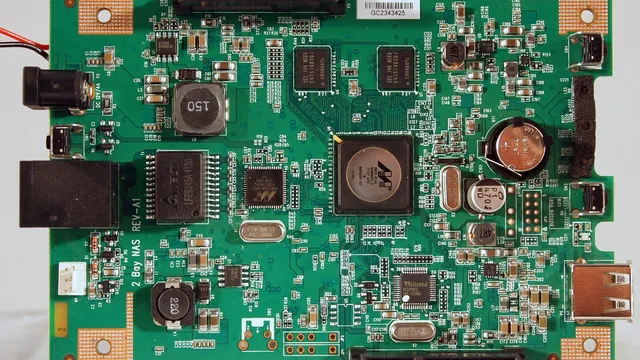 Placa de circuito verde de um disco de rede D-Link, com processador, chips de memória, pilha de botão e portas de rede e USB