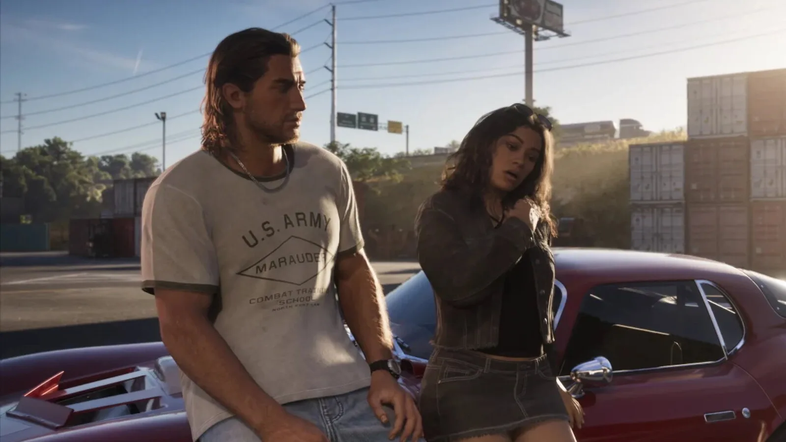 Jason, de t-shirt com a inscrição U.S. Army, e Lucia, de casaco de ganga, encostados a um carro desportivo vermelho num parque de contentores