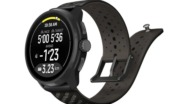 Relógio Suunto Race 3S preto com bracelete de silicone perfurada, com o ecrã a mostrar o ritmo, o ritmo alvo e 3,23 km percorridos