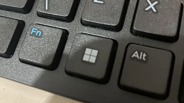 Pormenor de um teclado preto com as teclas Fn, Windows e Alt, com o logótipo do Windows 11 na tecla central