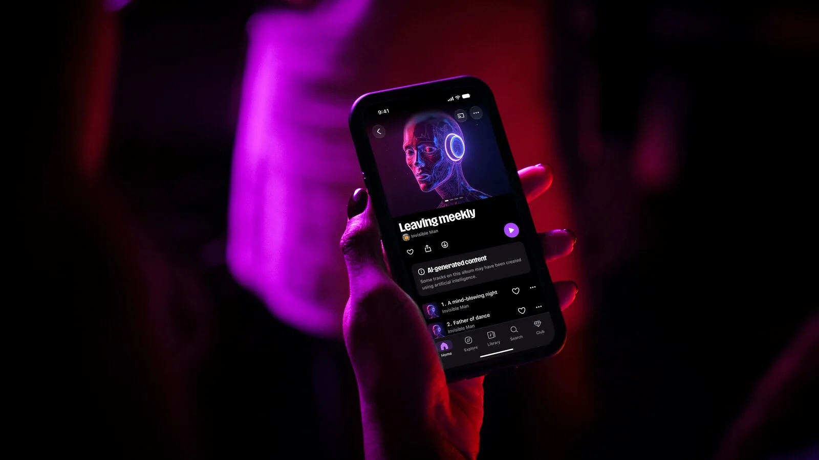 Mão a segurar um telemóvel com a app do Deezer aberta num álbum assinalado como conteúdo gerado por IA, com luz roxa e vermelha ao fundo