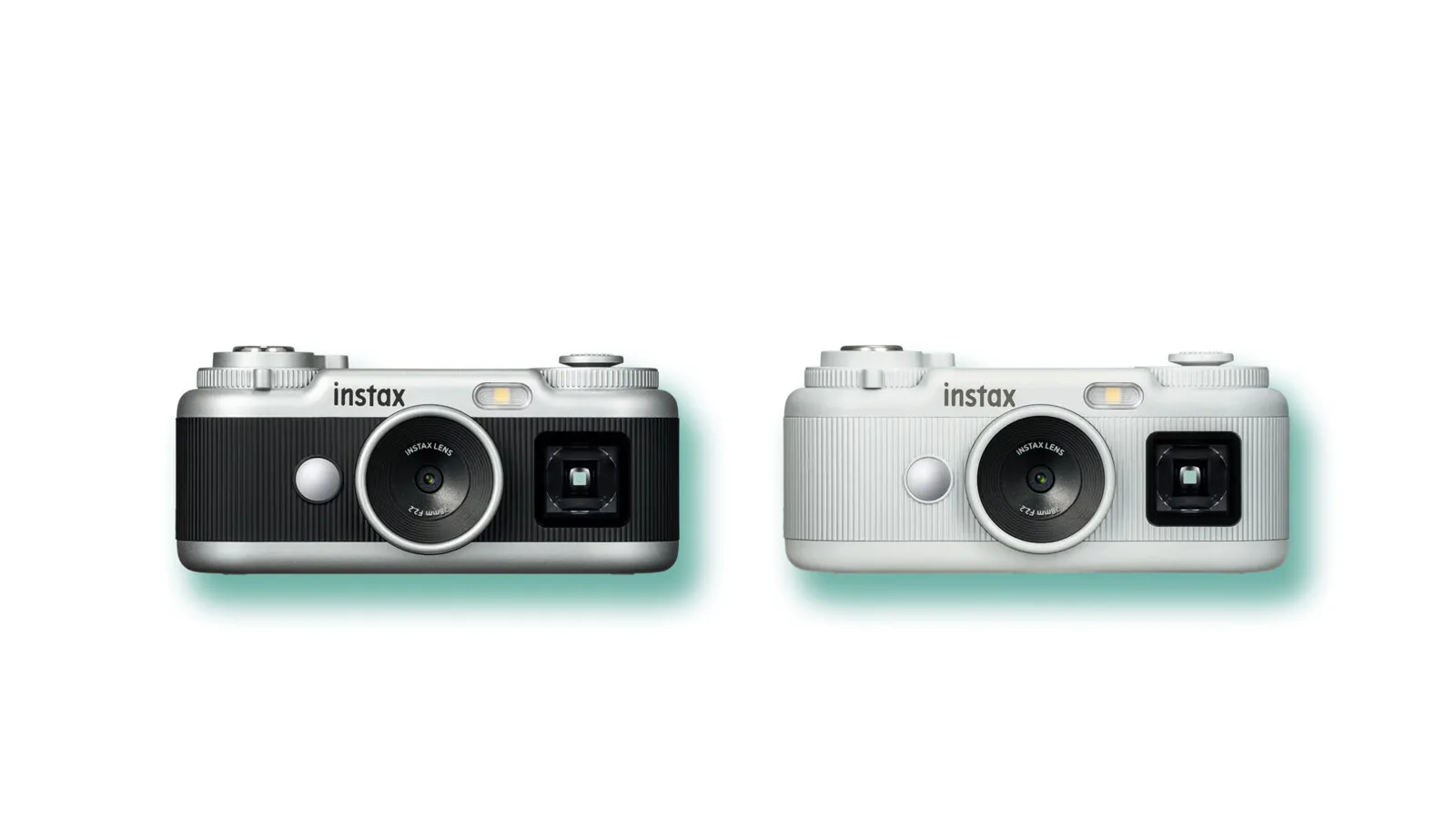 Duas câmaras instax Pal 2 vistas de frente, uma preta e prateada e outra branca, sobre fundo branco
