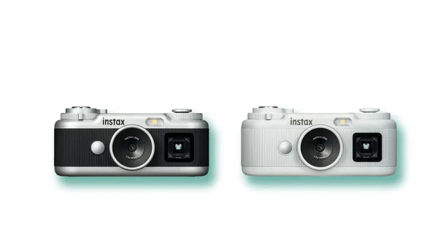 Duas câmaras instax Pal 2 vistas de frente, uma preta e prateada e outra branca, sobre fundo branco