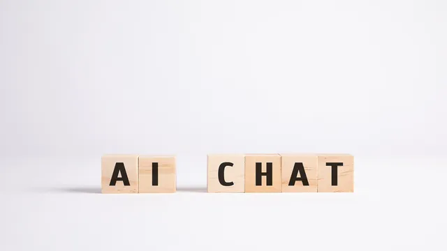 Cubos de madeira alinhados sobre fundo branco a formar as palavras AI CHAT