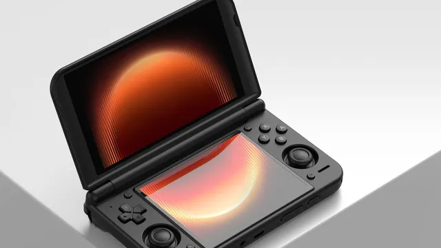Consola portátil Retroid Pocket Duo em preto, aberta como um livro, com o ecrã de cima e o ecrã de baixo ligados entre os comandos