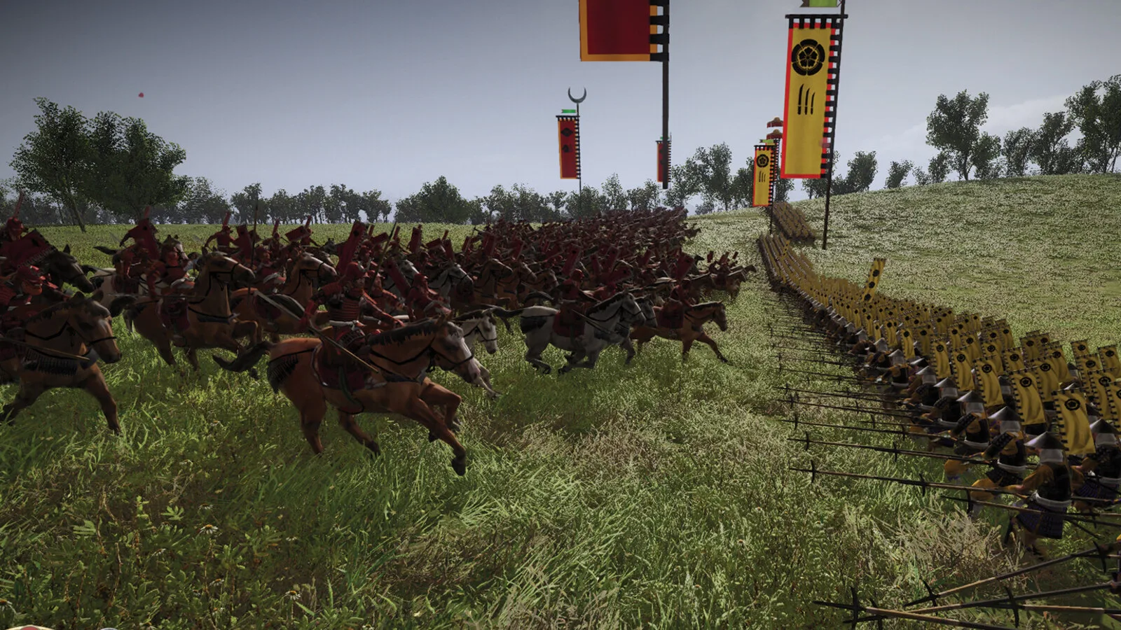 Cavalaria samurai de armadura vermelha a carregar por um campo verde contra uma linha de lanceiros com estandartes amarelos