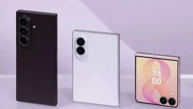 Três telemóveis dobráveis Samsung sobre fundo lilás: o Galaxy Z Fold8 Ultra escuro e o Fold8 branco, fechados e vistos de trás, e um Z Flip8 rosa fechado com o relógio no ecrã exterior