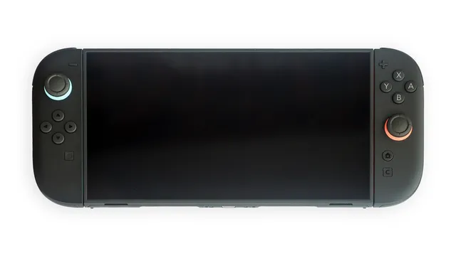 Consola Nintendo Switch 2 preta em modo portátil, com os comandos Joy-Con 2 encaixados de cada lado do ecrã, sobre fundo branco