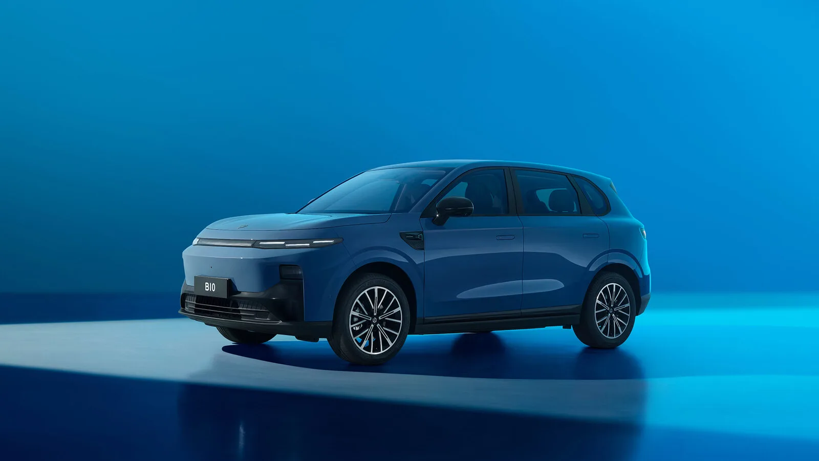 SUV Leapmotor B10 azul visto de frente e de lado, num estúdio com fundo e chão em tons de azul