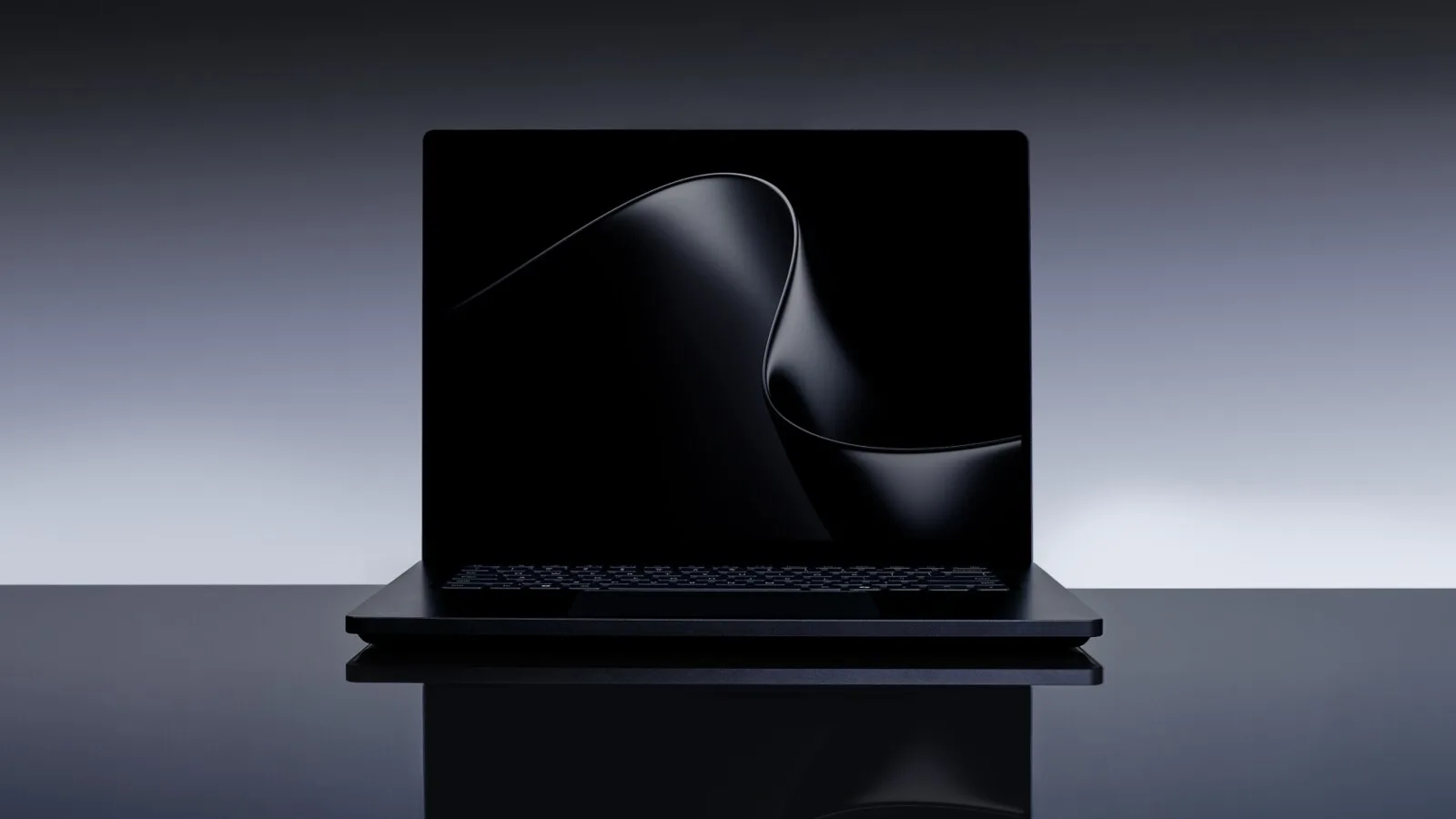Portátil Surface Laptop Ultra preto, aberto e visto de frente, sobre uma superfície escura