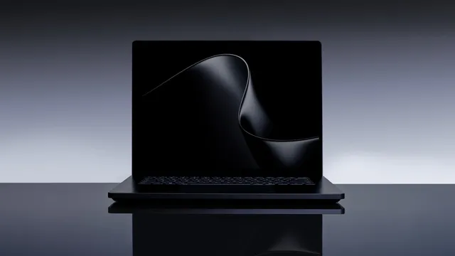 Portátil Surface Laptop Ultra preto, aberto e visto de frente, sobre uma superfície escura