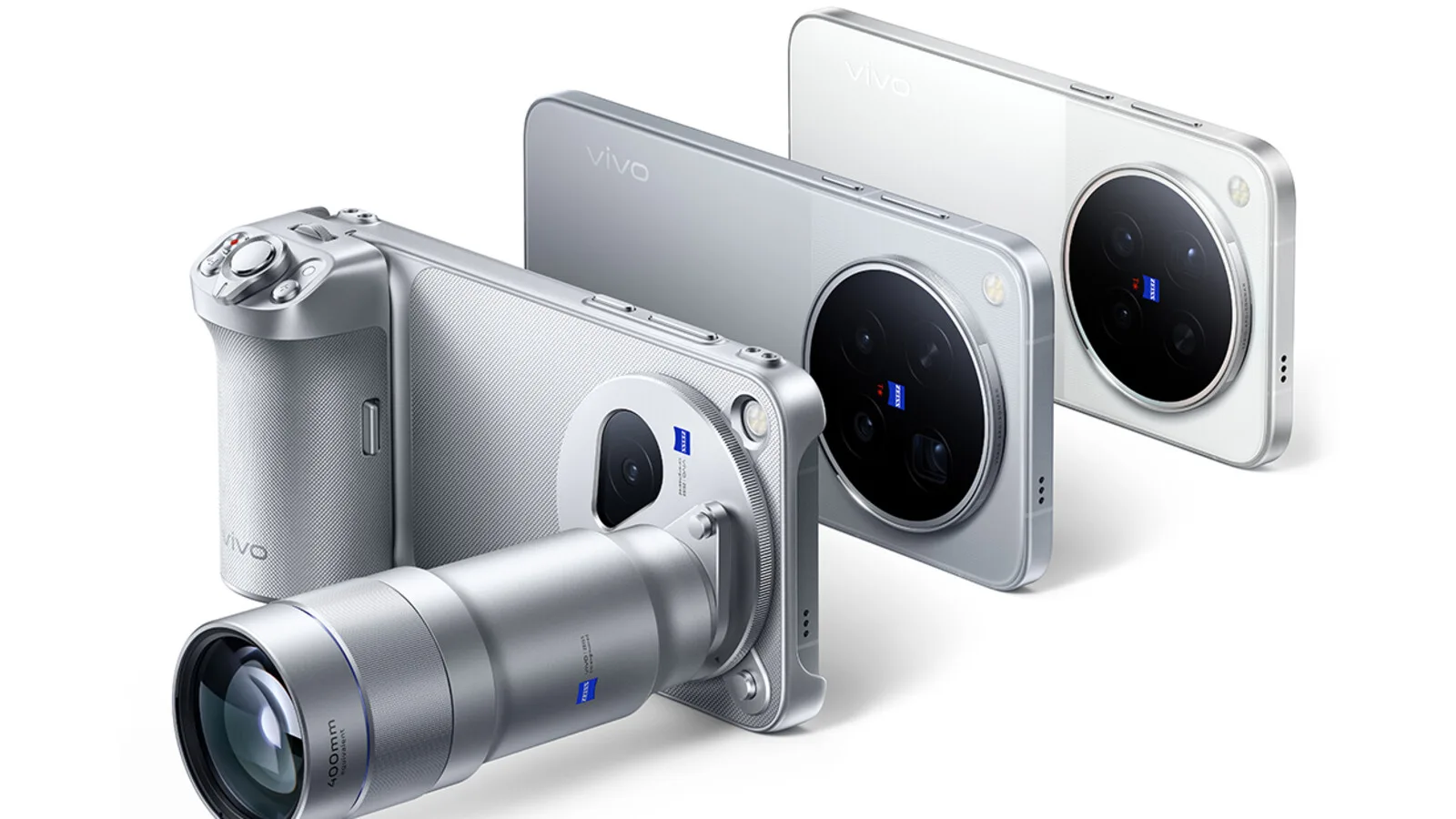 Dois telemóveis vivo X500, um cinzento e um branco, com grandes módulos de câmara redondos, e à frente um terceiro encaixado num punho fotográfico com uma teleobjetiva prateada de 400 mm