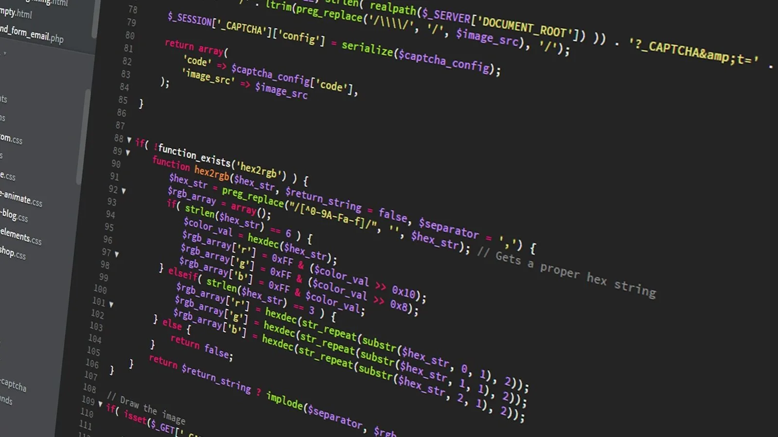 Ecrã de um editor de código com linhas de PHP coloridas sobre fundo escuro e uma lista de ficheiros à esquerda