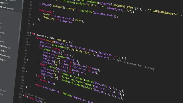 Ecrã de um editor de código com linhas de PHP coloridas sobre fundo escuro e uma lista de ficheiros à esquerda