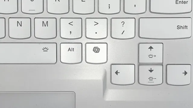 Teclado de portátil branco com a tecla do Copilot ao lado da tecla Alt, junto às setas de direção