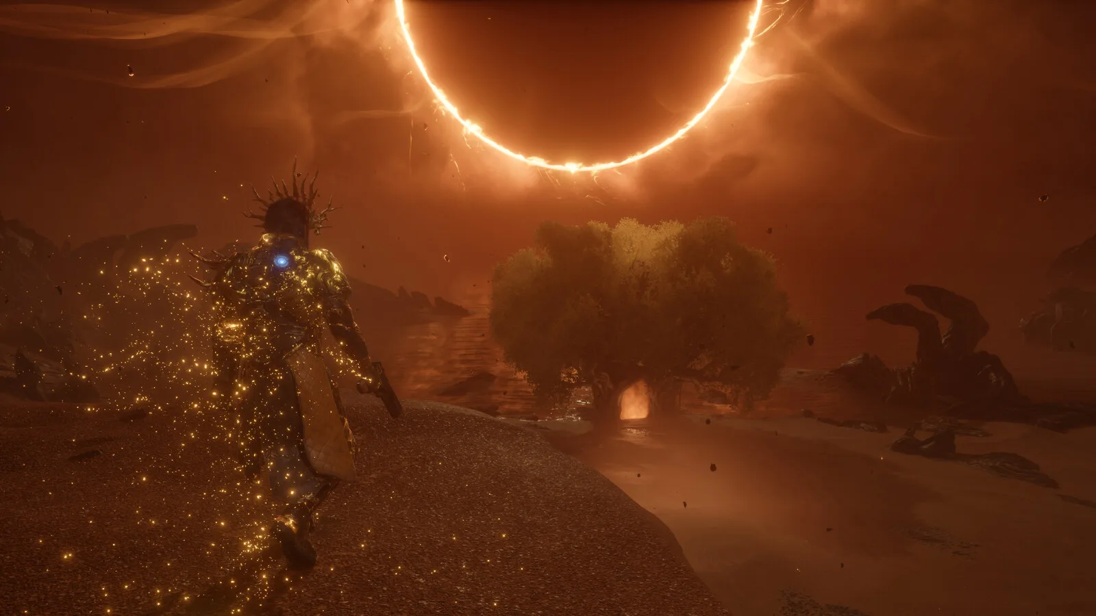 Personagem de armadura dourada e brilhante caminha num terreno desértico sob um eclipse com um anel de fogo no céu, junto a uma árvore