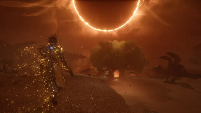 Personagem de armadura dourada e brilhante caminha num terreno desértico sob um eclipse com um anel de fogo no céu, junto a uma árvore