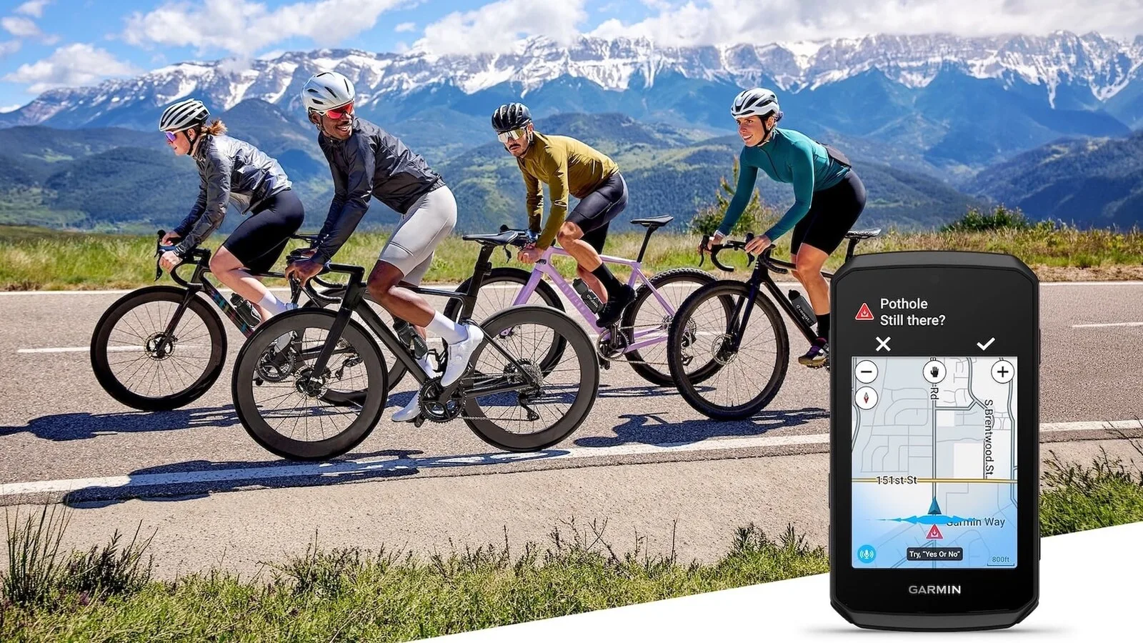 Quatro ciclistas de estrada pedalam lado a lado numa estrada de montanha com picos nevados ao fundo; em primeiro plano, o ciclocomputador Garmin Edge 1060 mostra um mapa e um aviso de buraco na estrada