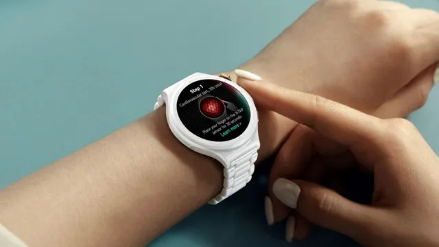 Pulso com o Huawei Watch 6 Pro branco, com um dedo encostado à lateral do relógio durante uma medição