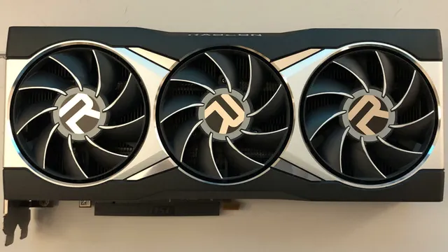 Placa gráfica AMD Radeon RX 6900 XT vista de cima, com três ventoinhas pretas e prateadas e o logótipo R no centro de cada uma