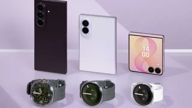 Três telemóveis dobráveis Samsung fechados, um preto alto, um branco mais largo e um cor-de-rosa pequeno com ecrã exterior, à frente de três relógios inteligentes, sobre fundo lilás