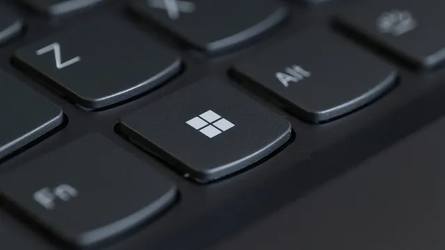 Grande plano de um teclado preto de portátil com a tecla Windows em destaque