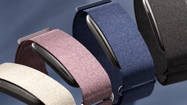 Quatro pulseiras Garmin CIRQA em tecido, nas cores bege, malva, azul e preto, com o sensor em metal escuro visível por dentro