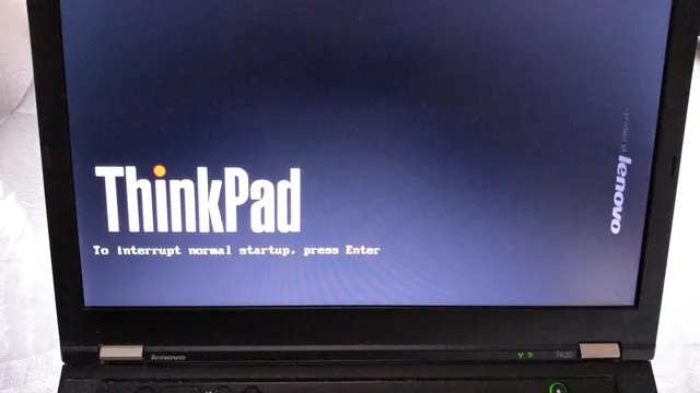 Ecrã de arranque de um portátil Lenovo ThinkPad T430 com o logótipo ThinkPad e a indicação para carregar em Enter para interromper o arranque