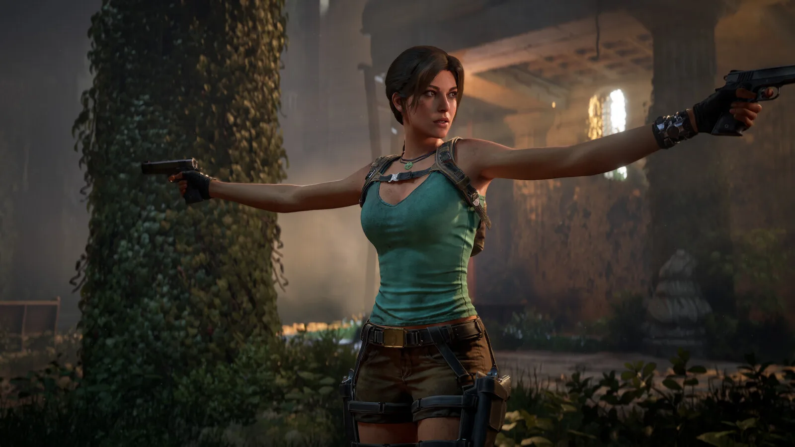 Lara Croft de top verde e calções castanhos, com uma pistola em cada mão e os braços abertos, numa ruína coberta de vegetação