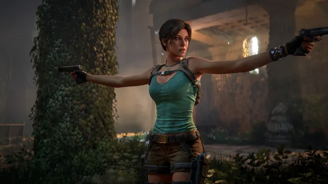 Lara Croft de top verde e calções castanhos, com uma pistola em cada mão e os braços abertos, numa ruína coberta de vegetação