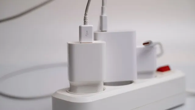 Carregadores brancos ligados a uma extensão elétrica, com cabos USB e USB-C