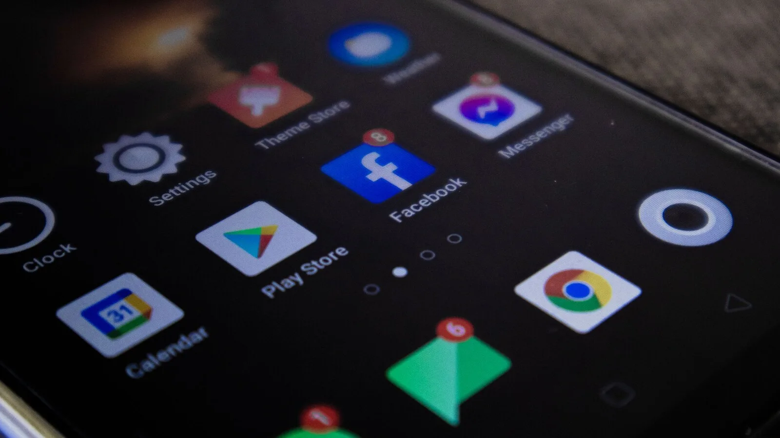 Ecrã de telemóvel com ícones de aplicações, entre eles o do Chrome