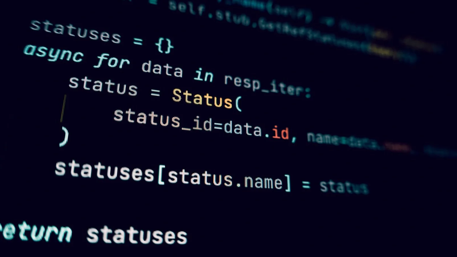 Linhas de código Python em letras claras sobre fundo escuro, num ecrã de computador visto de perto