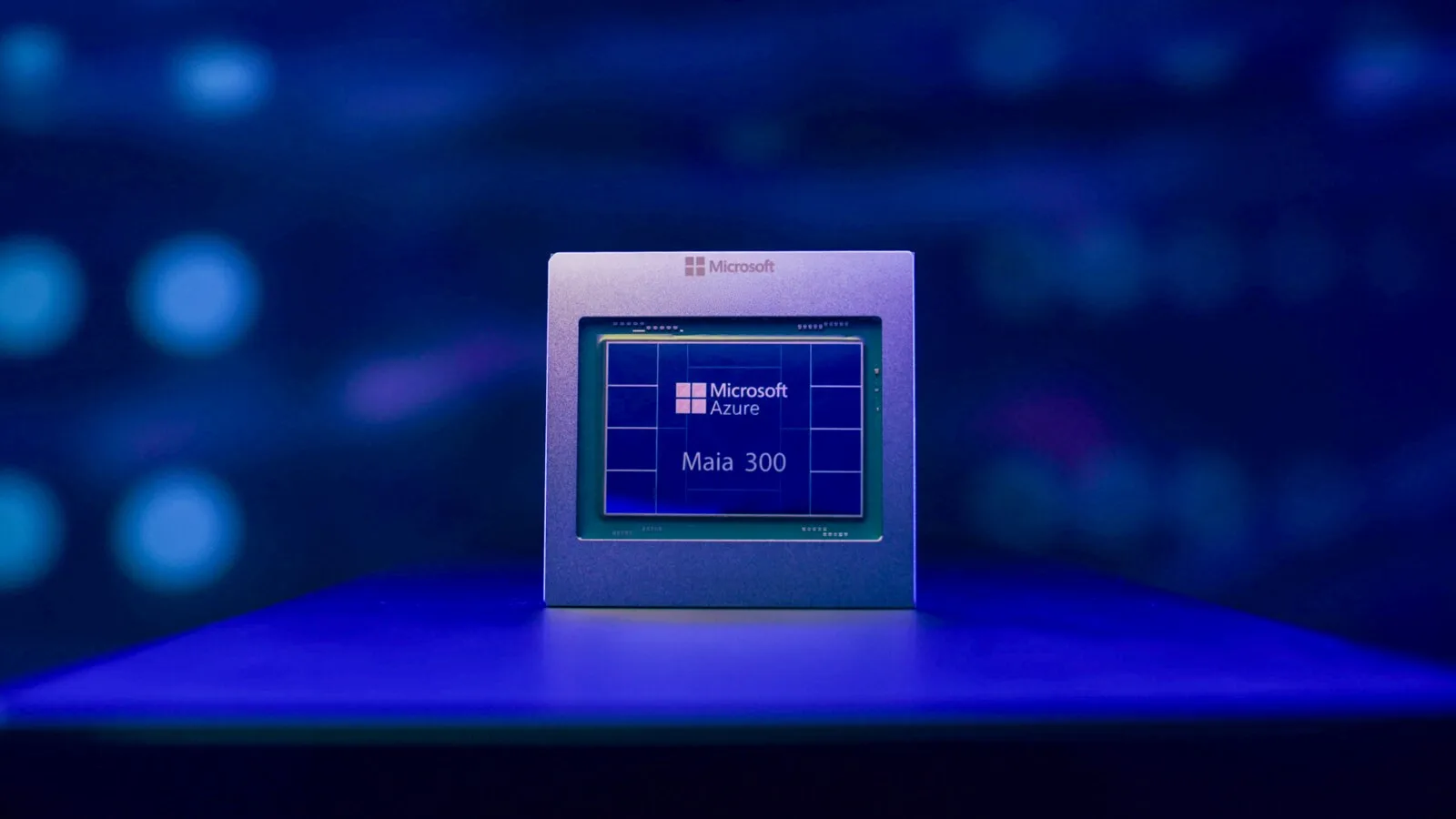 Chip Microsoft Azure Maia 300 de pé sobre uma superfície, num cenário iluminado a azul