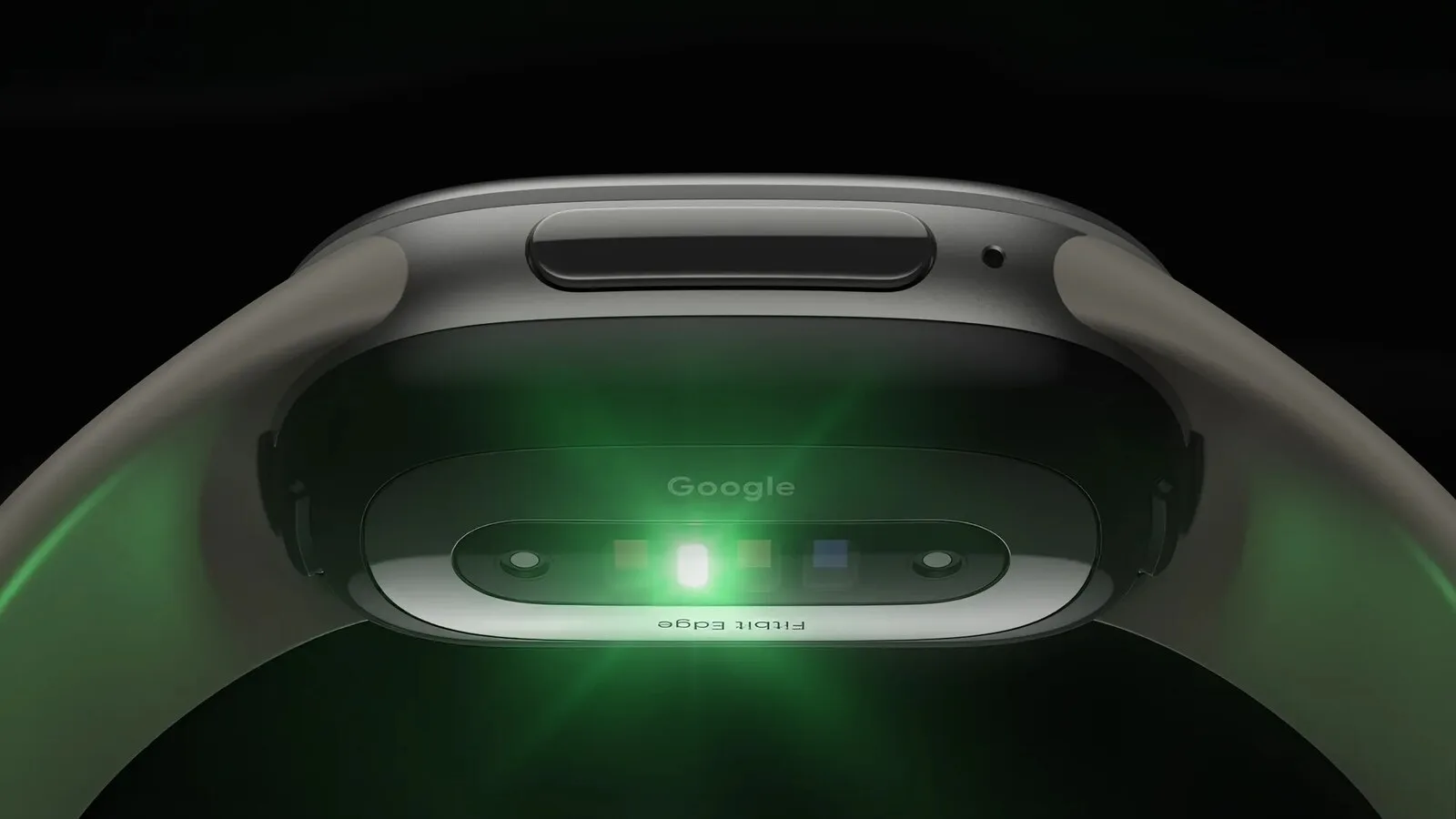Parte de trás da pulseira Fitbit Edge, cinzenta, com os sensores de ritmo cardíaco a emitir uma luz verde sobre fundo preto