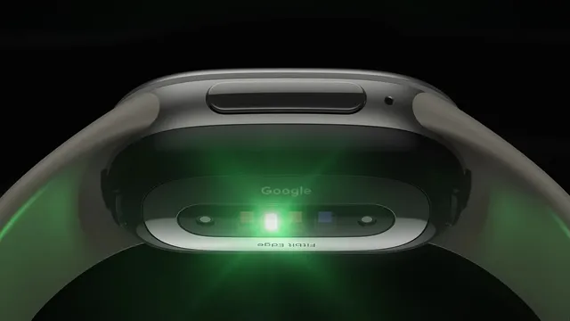Parte de trás da pulseira Fitbit Edge, cinzenta, com os sensores de ritmo cardíaco a emitir uma luz verde sobre fundo preto