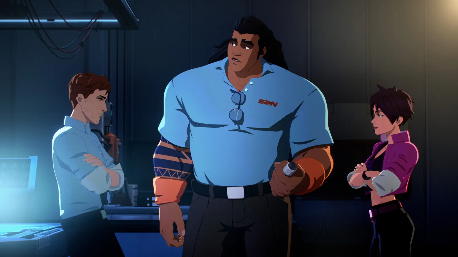 Três personagens de Dispatch em desenho animado numa sala escura: um homem de camisa clara de braços cruzados, um herói corpulento de polo azul com o logótipo SDN e uma mulher de casaco roxo