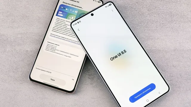 Dois telemóveis Samsung sobre uma mesa cinzenta, um a descarregar uma atualização e outro com o ecrã da One UI 8.5
